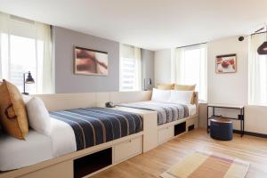 Postel nebo postele na pokoji v ubytování Moxy Richmond Downtown