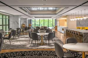 a waiting room with tables and chairs at Le Méridien Taichung in Taichung