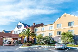 um hotel com um carro estacionado num parque de estacionamento em Fairfield Inn & Suites Savannah I-95 South em Savannah