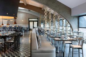 un restaurante comedor con mesas y sillas en Renaissance Reno Downtown Hotel & Spa en Reno