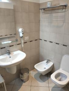 een badkamer met een wastafel en een toilet bij B&B Caffè in Noci