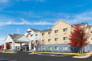 eine Einrichtung an der Vorderseite eines Hotels mit einem Parkplatz in der Unterkunft Fairfield Inn & Suites Mankato in Mankato