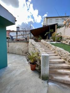 un conjunto de escaleras que conducen a una casa en La casita de Ouriceira, en Combarro