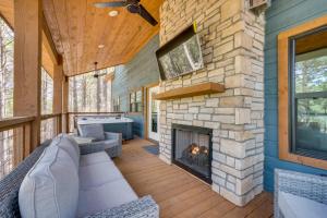 Posezení v ubytování Serene Broken Bow Cabin with Hot Tub and Fire Pit!