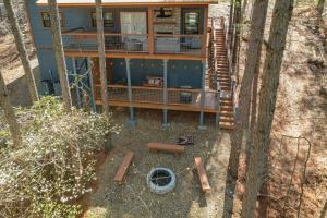 Fotografie z fotogalerie ubytování Serene Broken Bow Cabin with Hot Tub and Fire Pit! v destinaci Broken Bow