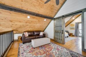 Posezení v ubytování Serene Broken Bow Cabin with Hot Tub and Fire Pit!