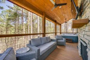 Posezení v ubytování Serene Broken Bow Cabin with Hot Tub and Fire Pit!