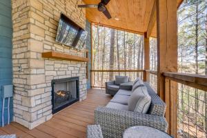 Posezení v ubytování Serene Broken Bow Cabin with Hot Tub and Fire Pit!