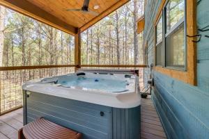 Fotografie z fotogalerie ubytování Serene Broken Bow Cabin with Hot Tub and Fire Pit! v destinaci Broken Bow
