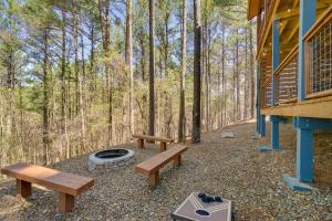 Fotografie z fotogalerie ubytování Serene Broken Bow Cabin with Hot Tub and Fire Pit! v destinaci Broken Bow