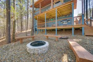 Fotografie z fotogalerie ubytování Serene Broken Bow Cabin with Hot Tub and Fire Pit! v destinaci Broken Bow