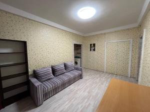 ein Wohnzimmer mit einem Sofa und einer Schiebetür in der Unterkunft 2к квартира Велика Васильківська 118, Палац Україна in Kiew