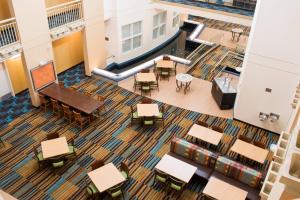 una vista aérea de una biblioteca con mesas y sillas en Fairfield Inn & Suites Oakland Hayward, en Hayward