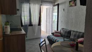 Fotografie z fotogalerie ubytování Apartment with a balcony and sea view - santek v destinaci Vir