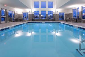 een zwembad met blauw water in een gebouw bij Residence Inn by Marriott St. Cloud in Waite Park
