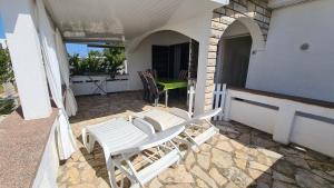 Fotografie z fotogalerie ubytování Apartment with a balcony and sea view - santek v destinaci Vir