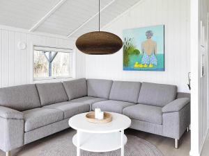 sala de estar con sofá y mesa en 8 person holiday home in Slagelse, en Store Kongsmark
