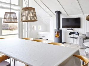 sala de estar con mesa blanca y chimenea en 8 person holiday home in Slagelse, en Store Kongsmark