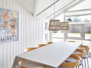 comedor con mesa blanca y sillas en 8 person holiday home in Slagelse, en Store Kongsmark