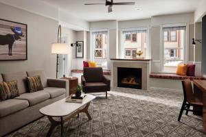 uma sala de estar com um sofá e uma lareira em Marriott's Summit Watch em Park City