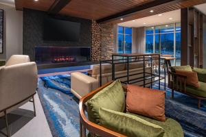 sala de estar con sofá y chimenea en Fairfield Inn & Suites by Marriott Klamath Falls, en Klamath Falls