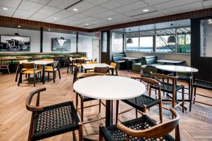 Fairfield Inn & Suites by Marriott Klamath Falls tesisinde lounge veya bar alanı