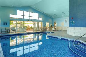 ein großer Pool in einem Gebäude in der Unterkunft SpringHill Suites Prescott in Prescott