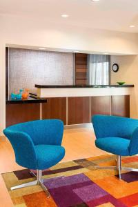 dos sillas azules sentadas en una habitación con una alfombra en Fairfield Inn & Suites Holland, en Holland