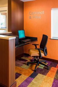 una oficina con escritorio, ordenador y silla en Fairfield Inn & Suites Holland, en Holland