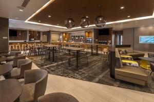 um restaurante com mesas e cadeiras e um bar em SpringHill Suites by Marriott Reno em Reno
