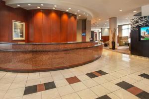 a lobby with a bar in a hotel at Courtyard Dunn Loring Fairfax in Merrifield