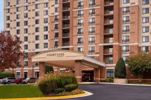 un gran edificio con una entrada de hotel delante de él en Courtyard Dunn Loring Fairfax, en Merrifield