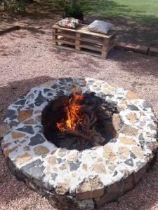 ノーヴァ・ペトローポリスにあるPousada Verde Paraísoの背後の石造りの火炉