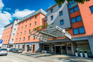 un edificio con una escalera de incendios a un lado. en Courtyard by Marriott Pilsen, en Plzeň