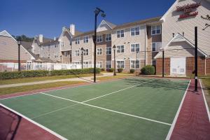 una pista de tenis frente a un edificio en Residence Inn by Marriott Rocky Mount en Rocky Mount