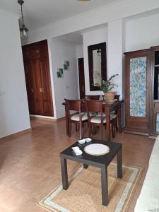 een woonkamer met een tafel en een eetkamer bij casa pastora, la casa familiar in Conil de la Frontera