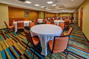 una sala de conferencias con mesas y sillas. en Fairfield Inn and Suites by Marriott Oklahoma City Airport, en Oklahoma City