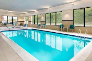 羅賓森鎮的住宿－匹茲堡機場/羅賓遜鎮萬豪廣場酒店，蓝色的大游泳池,位于酒店客房内
