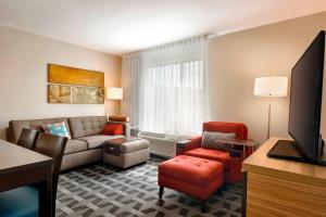 a living room with a couch and a chair at TownePlace Suites by Marriott Pittsburgh Airport/Robinson Township in Robinson Township