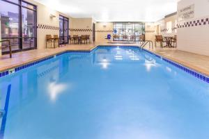 une piscine d'eau bleue dans un hôtel dans l'établissement SpringHill Suites Minneapolis Eden Prairie, à Eden Prairie