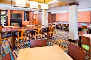 un gran comedor con mesas y sillas en Fairfield Inn & Suites by Marriott Jonesboro, en Jonesboro