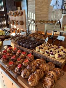 eine Ausstellung von Donuts und Gebäck in einer Bäckerei in der Unterkunft Grand Hyatt Amman in Amman