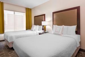 ein Hotelzimmer mit 2 Betten und einem Fenster in der Unterkunft SpringHill Suites Indianapolis Carmel in Carmel