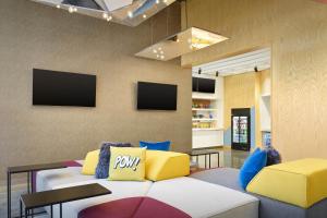 Area tempat duduk di Aloft Portland Downtown Waterfront ME