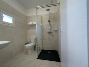 Koupelna v ubytování Hôtel Punta e Mare des Chambres ou des Appartements T2 + 37 fotografií