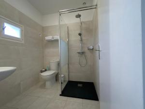 卡爾熱斯的住宿－Hotel & Appartements Punta e Mare，带淋浴、卫生间和盥洗盆的浴室