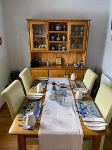 una mesa de comedor con un mantel blanco. en Creag Dubh Bed & Breakfast, en Kyle of Lochalsh