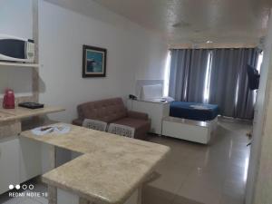 sala de estar con sofá y mesa en Flat Na Barra, en Salvador