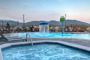 a large swimming pool with a water fountain at Residence Inn by Marriott Pigeon Forge in Pigeon Forge