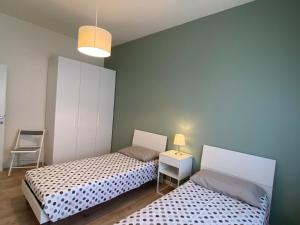 - une chambre avec deux lits, une table et une chaise dans l'établissement Verdelago, à Cannobio